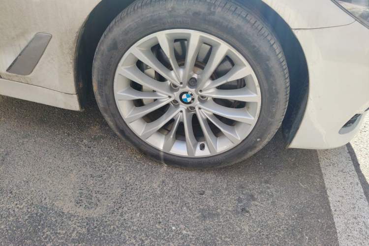 Used BMW 5 Series 2018 Revised Version 530Li Leading Edition Luxury Package Right Front Wheel Hub