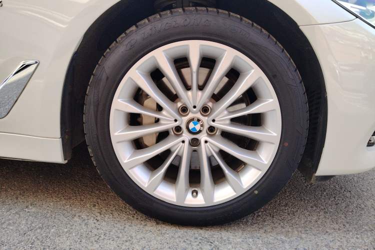 Used BMW 5 Series 2018 530Li Leading Edition Luxury Package Right Front Wheel Hub