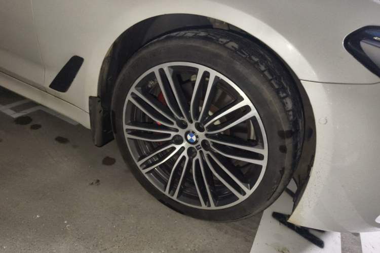 Used BMW 5 Series 2018 Restyled 530Li Leading Edition M Sport Package Right Front Wheel Hub