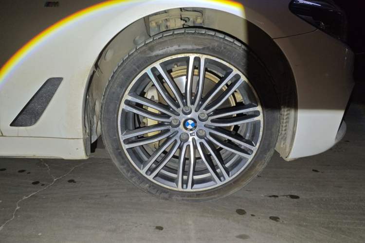 Used BMW 5 Series 2018 Restyled 530Li Leading Edition M Sport Package Right Front Wheel Hub