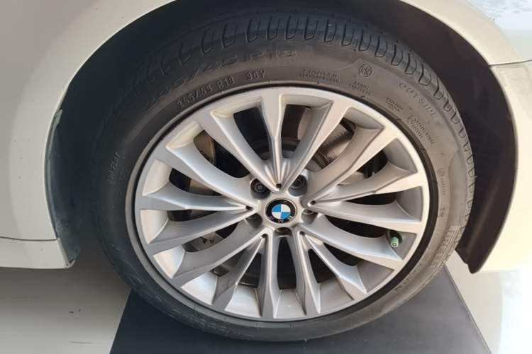 Used BMW 5 Series 2018 Revised Version 530Li Leading Edition Luxury Package Right Front Wheel Hub