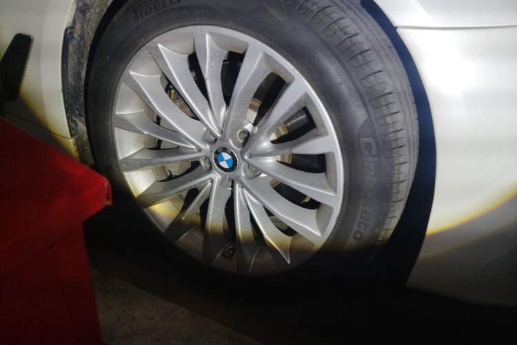 Used BMW 5 Series 2018 Revised Version 530Li Leading Edition Luxury Package Right Front Wheel Hub