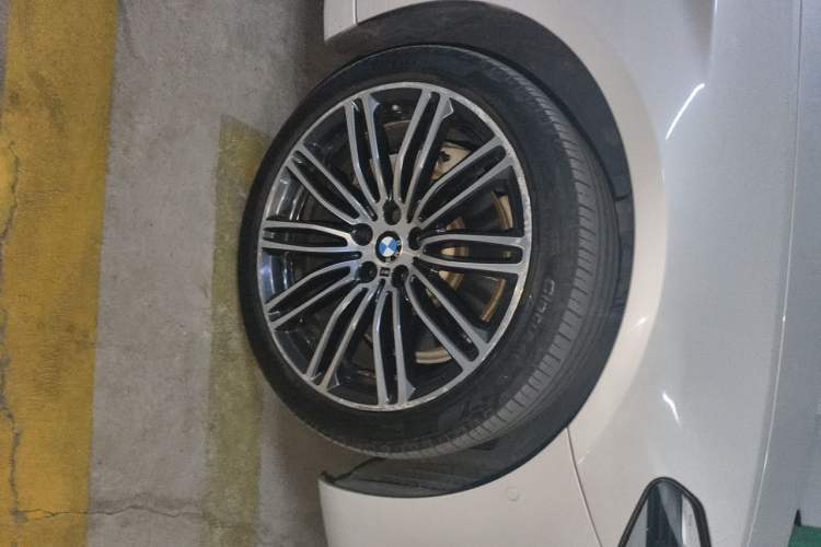 Used BMW 5 Series 2018 Restyled 530Li Luxury Edition M Sport Package Right Front Wheel Hub