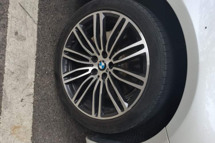 Used BMW 5 Series 2018 Restyled 530Li Leading Edition M Sport Package Right Front Wheel Hub