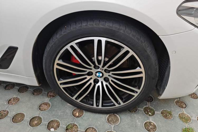 Used BMW 5 Series 2018 Restyled 530Li Leading Edition M Sport Package Right Front Wheel Hub
