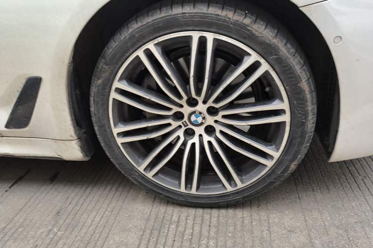 Used BMW 5 Series 2018 Restyled 530Li Leading Edition M Sport Package Right Front Wheel Hub