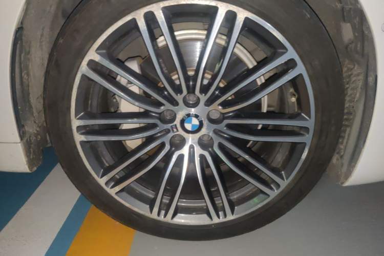 Used BMW 5 Series 2018 530Li Leading Model M Sport Package Right Front Wheel Hub