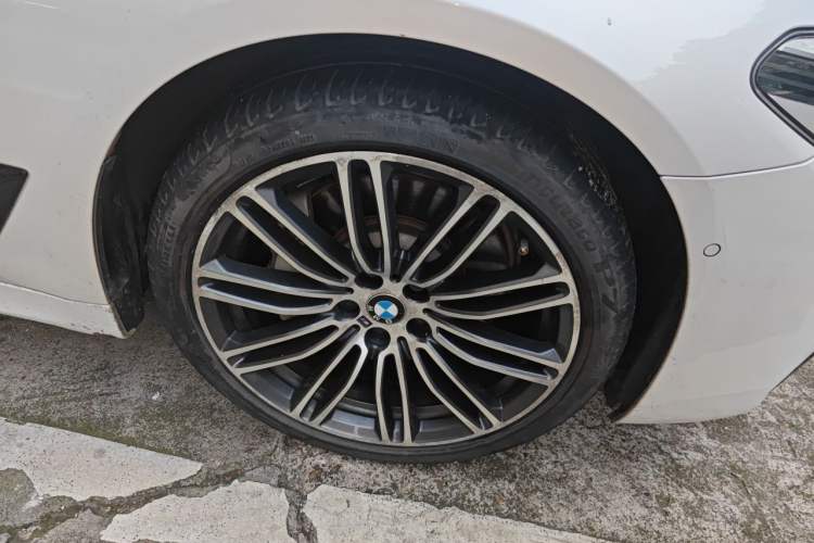 Used BMW 5 Series 2018 530Li Leading Model M Sport Package Right Front Wheel Hub