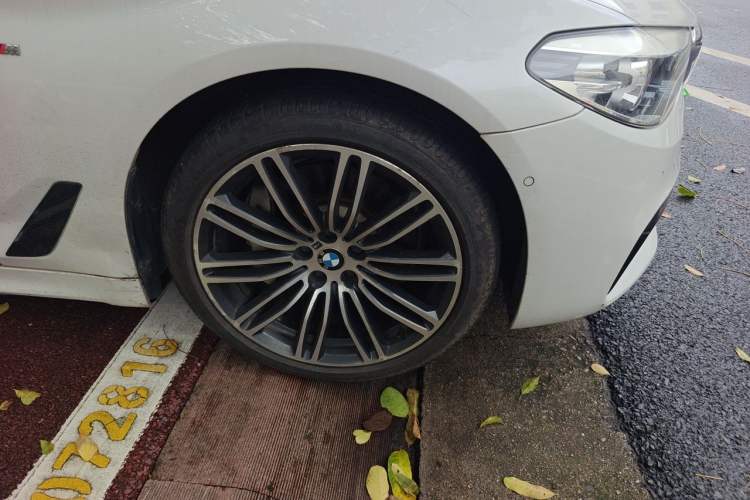 Used BMW 5 Series 2018 Restyled 530Li Leading Edition M Sport Package Right Front Wheel Hub
