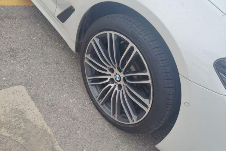 Used BMW 5 Series 2018 Revised Version 530Li Leading Edition Luxury Package Right Front Wheel Hub