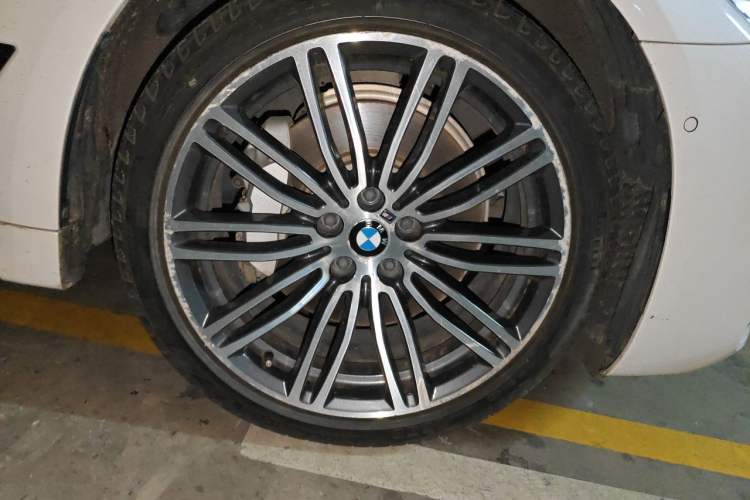 Used BMW 5 Series 2018 530Li Leading Model M Sport Package Right Front Wheel Hub