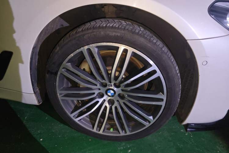 Used BMW 5 Series 2018 530Li Leading Model M Sport Package Right Front Wheel Hub