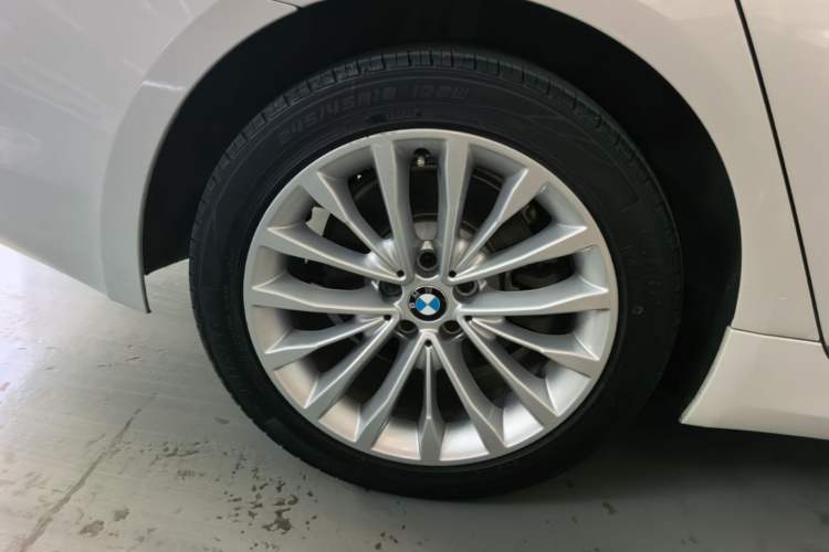 Used BMW 5 Series 2018 Revised Version 530Li Leading Edition Luxury Package Right Rear Wheel Hub