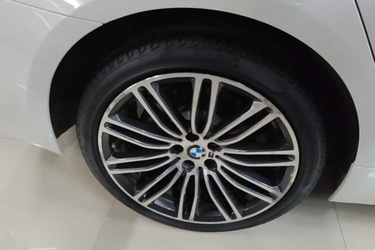 Used BMW 5 Series 2018 Restyled 530Li Leading Edition M Sport Package Right Rear Wheel Hub