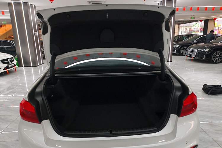 Used BMW 5 Series 2018 Facelifted 530Li xDrive M Sport Package Trunk