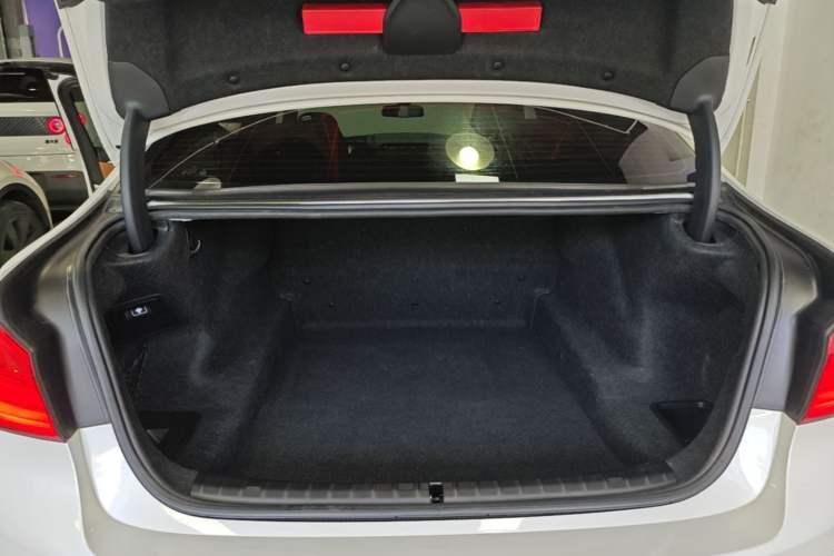 Used BMW 5 Series 2018 530Li Luxury Edition M Sport Package Trunk