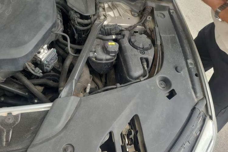 Used BMW 5 Series 2018 530Li Luxury Edition Premium Package Engine Bay Left