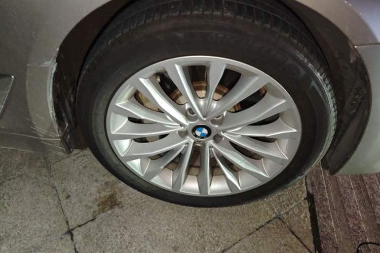 Used BMW 5 Series 2018 Revised Version 530Li Leading Edition Luxury Package Right Front Wheel Hub
