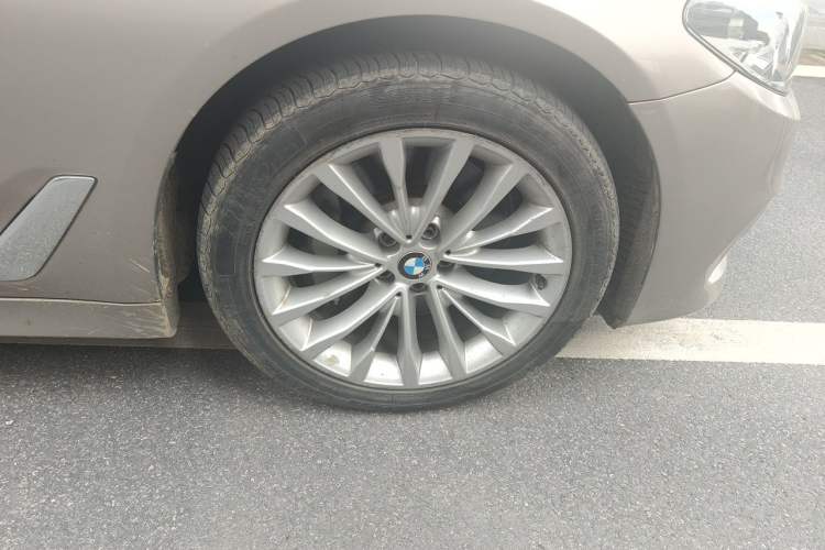 Used BMW 5 Series 2018 Facelifted 530Li Luxury Edition Premium Package Right Front Wheel Hub