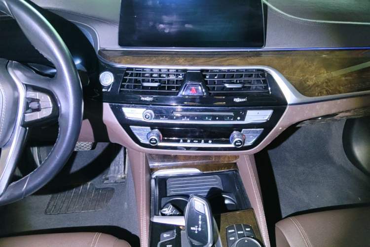 Used BMW 5 Series 2019 Facelifted 525Li Luxury Package Audio And AC Panel