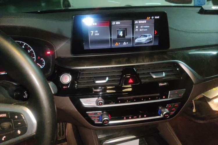 Used BMW 5 Series 2019 525Li M Sport Package Audio And AC Panel