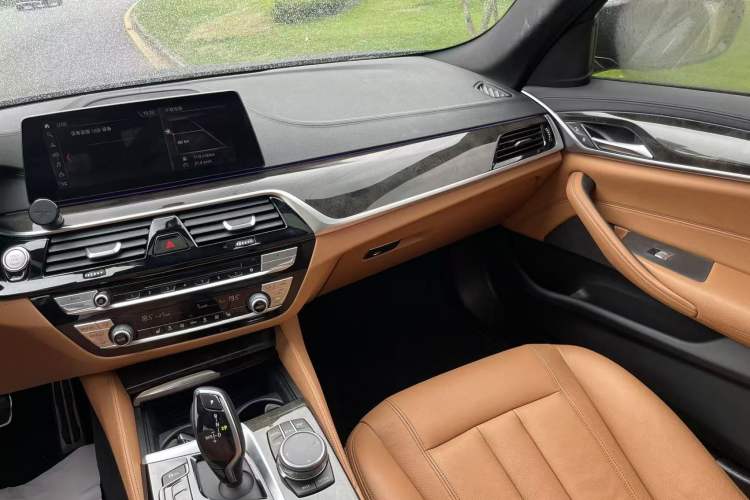 Used BMW 5 Series 2019 530Li Leading Model M Sport Package Audio And AC Panel