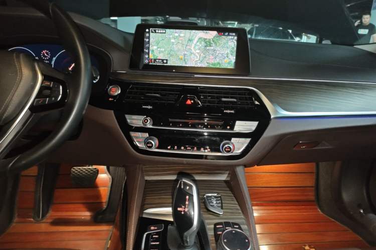 Used BMW 5 Series 2019 530Li xDrive Luxury Package Audio And AC Panel
