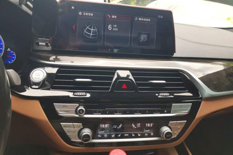 Used BMW 5 Series 2019 530Li Luxury Edition M Sport Package Audio And AC Panel