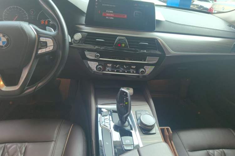 Used BMW 5 Series 2019 530Li Leading Model Luxury Package Audio And AC Panel