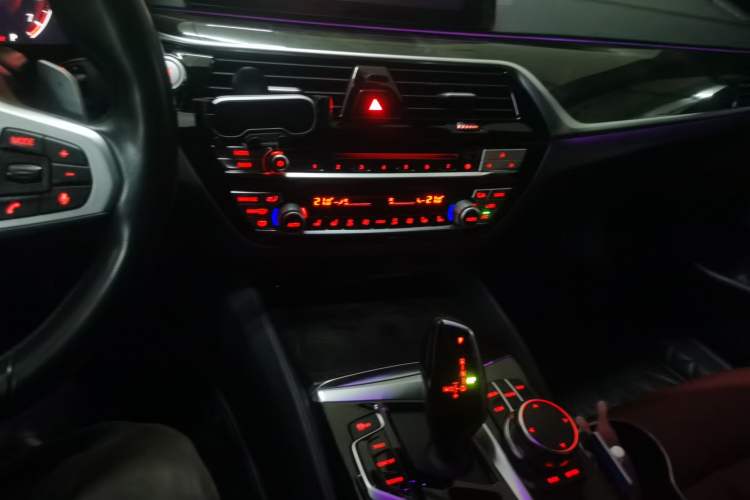 Used BMW 5 Series 2019 530Li Leading Model M Sport Package Audio And AC Panel