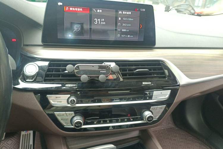 Used BMW 5 Series 2019 530Li Leading Model Luxury Package Audio And AC Panel