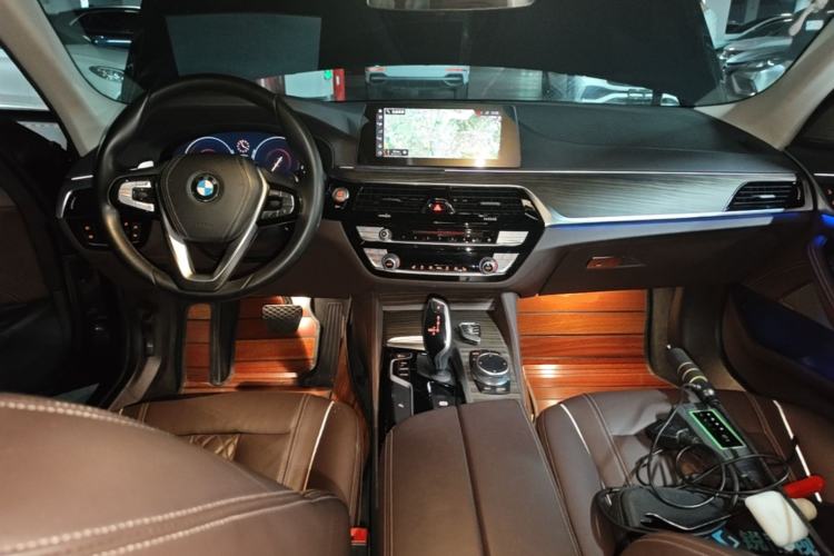 Used BMW 5 Series 2019 530Li xDrive Luxury Package Center Console
