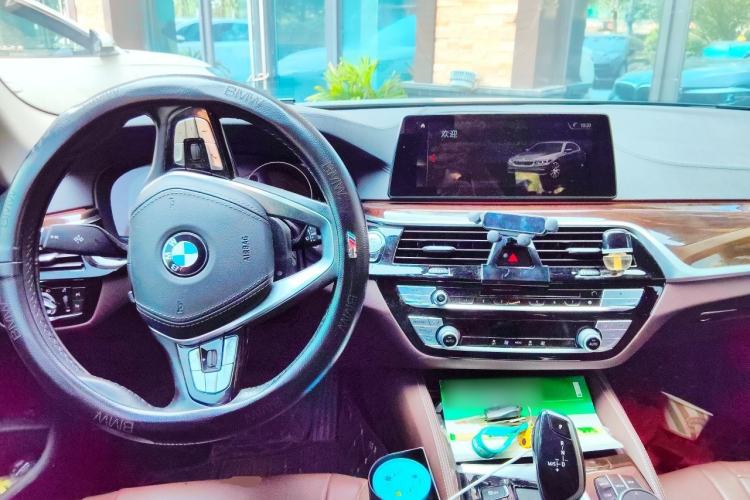 Used BMW 5 Series 2019 Facelifted 525Li Luxury Package Center Console