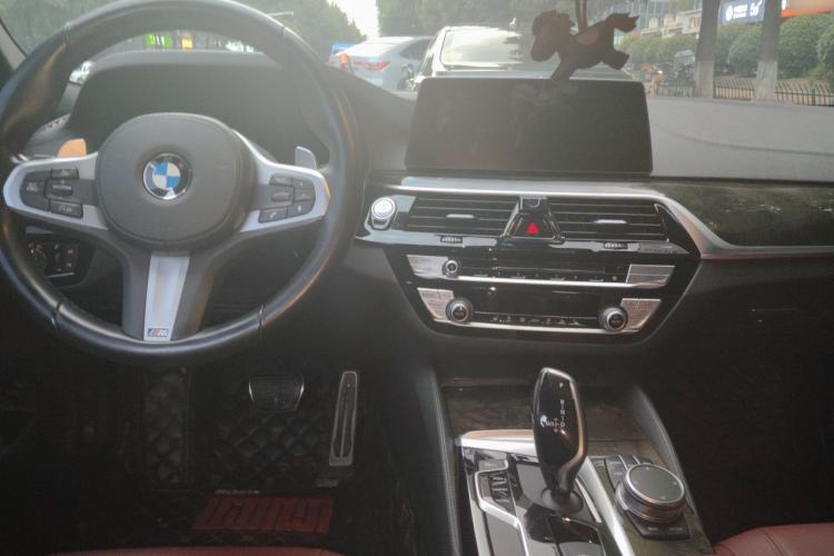 Used BMW 5 Series 2019 Facelifted 530Li Leading Edition M Sport Package Center Console