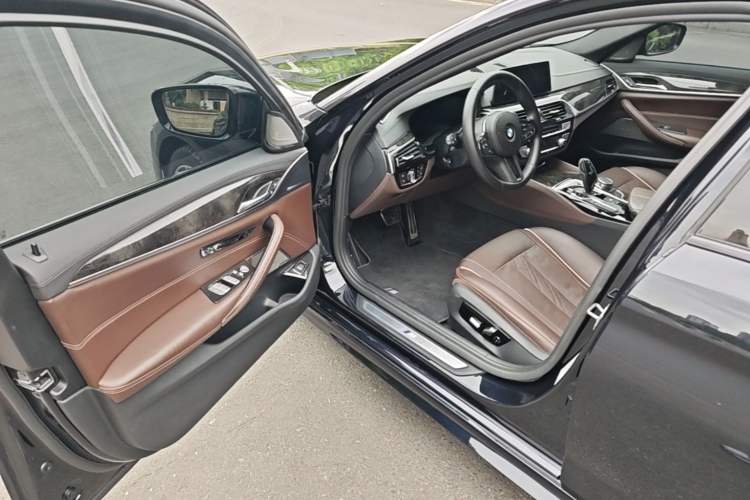 Used BMW 5 Series 2019 530Li Luxury Edition M Sport Package Driver Seat