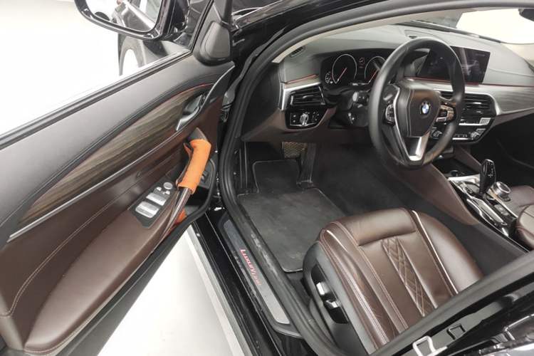 Used BMW 5 Series 2019 530Li xDrive Luxury Package Driver Seat