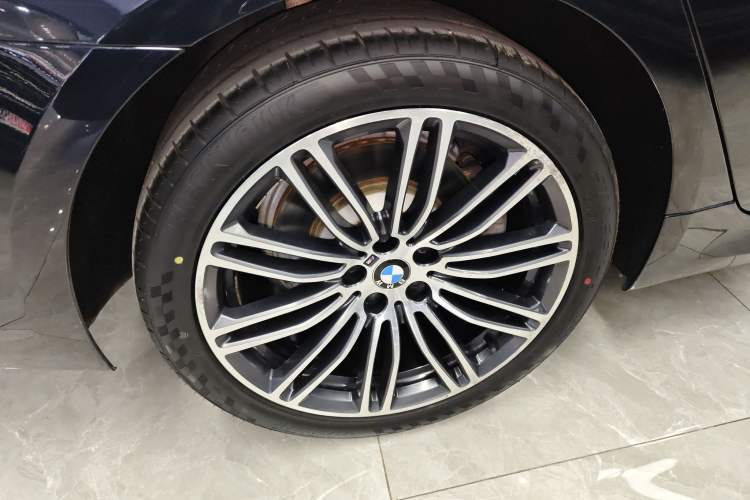 Used BMW 5 Series 2019 530Li Leading Model M Sport Package Exterior 1