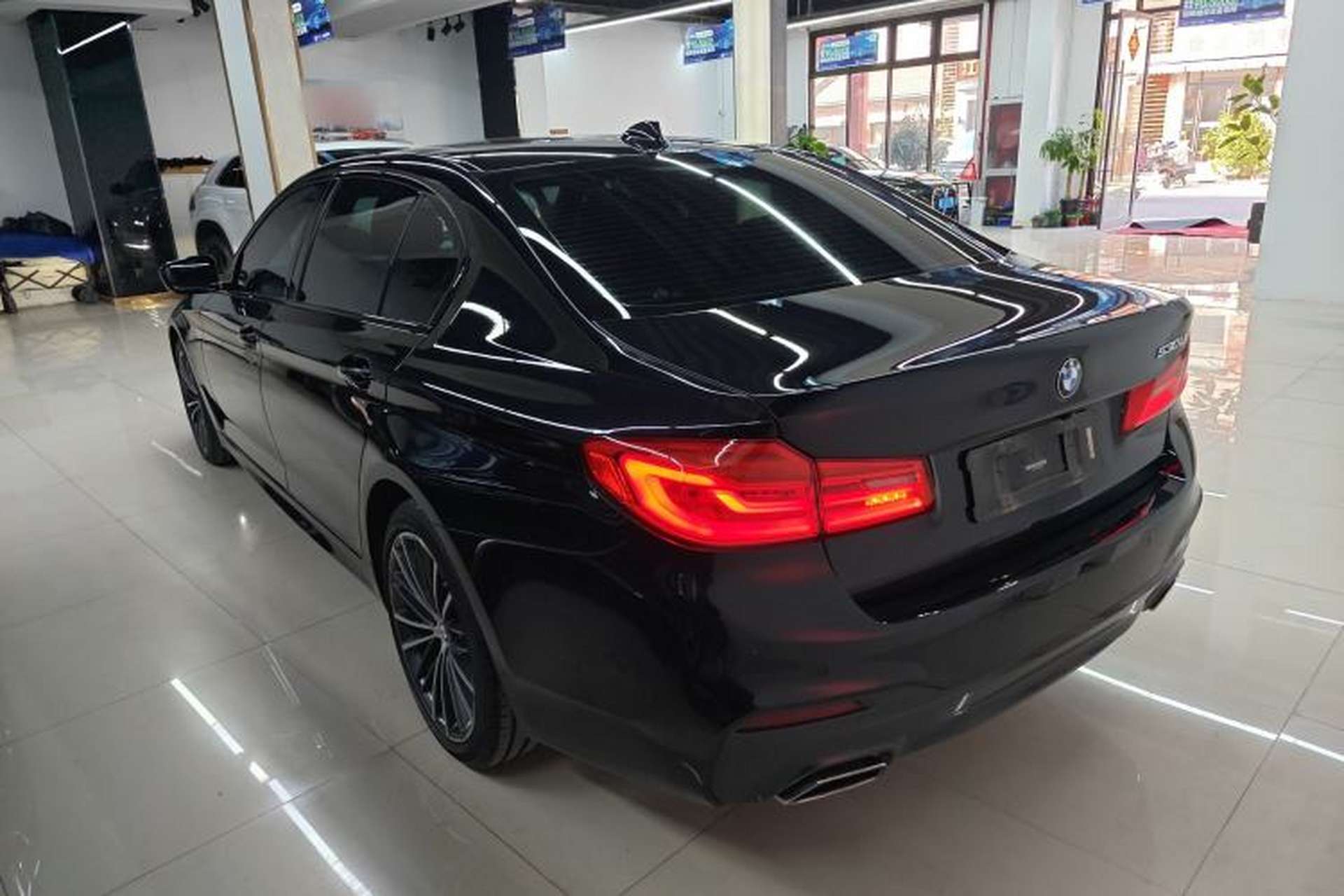 Used BMW 5 Series 2019 Facelifted 530Li Leading Edition M Sport Package Exterior 2