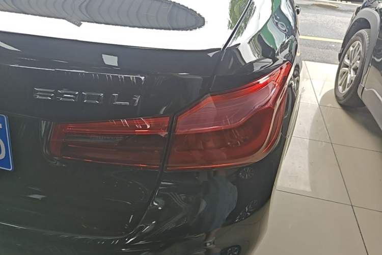 Used BMW 5 Series 2019 530Li Leading Model M Sport Package Exterior 3