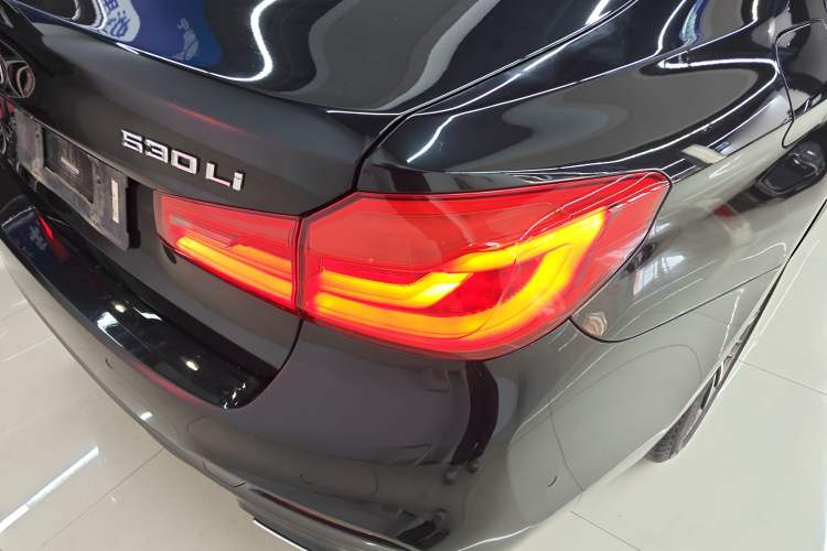 Used BMW 5 Series 2019 Facelifted 530Li Leading Edition M Sport Package Exterior 3