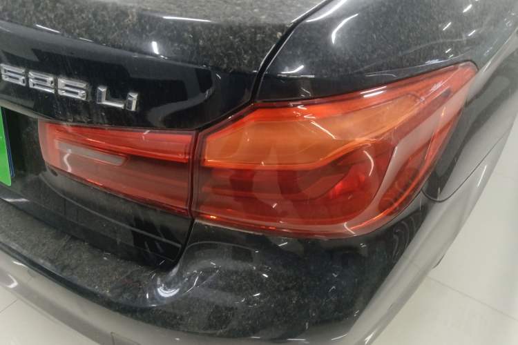 Used BMW 5 Series 2019 Facelifted 525Li Luxury Package Exterior 3
