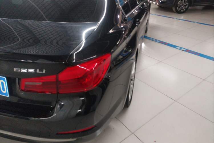 Used BMW 5 Series 2019 525Li Luxury Package Exterior 3