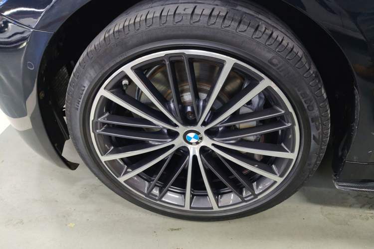 Used BMW 5 Series 2019 Facelifted 530Li Leading Edition M Sport Package Exterior 4