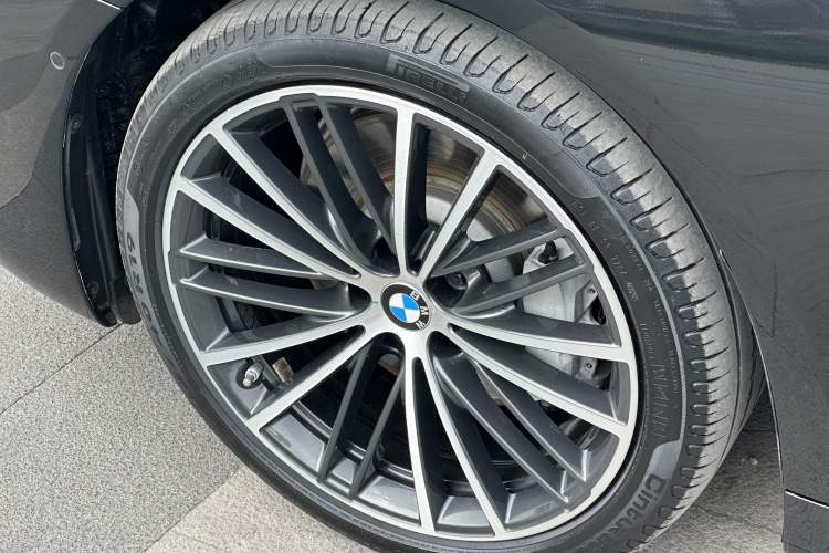 Used BMW 5 Series 2019 Restyled 530Li Luxury Edition M Sport Package Exterior 4