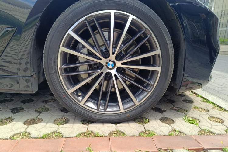 Used BMW 5 Series 2019 Facelifted 530Li xDrive M Sport Package Exterior 4