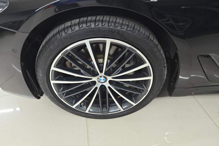 Used BMW 5 Series 2019 Facelifted 530Li Leading Edition M Sport Package Exterior 4