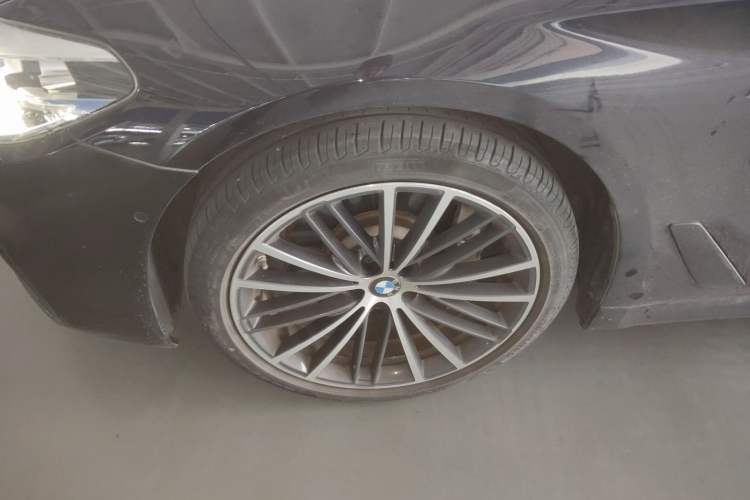 Used BMW 5 Series 2019 Facelifted 530Li Leading Edition M Sport Package Exterior 4