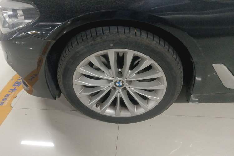 Used BMW 5 Series 2019 Facelifted 525Li Luxury Package Exterior 4