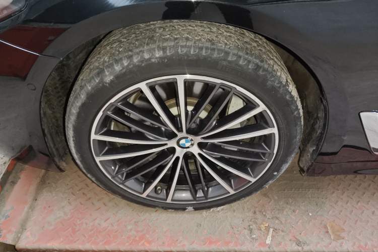 Used BMW 5 Series 2019 Facelifted 530Li xDrive M Sport Package Exterior 4