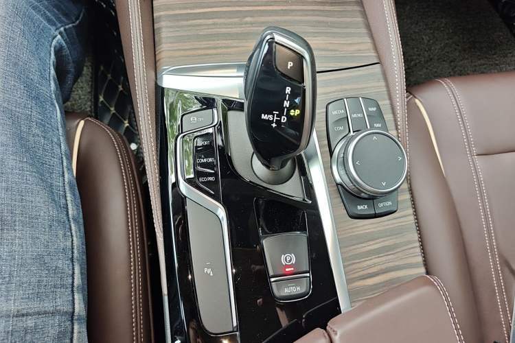 Used BMW 5 Series 2019 Facelifted 530Li Leading Edition Luxury Package Gear Lever